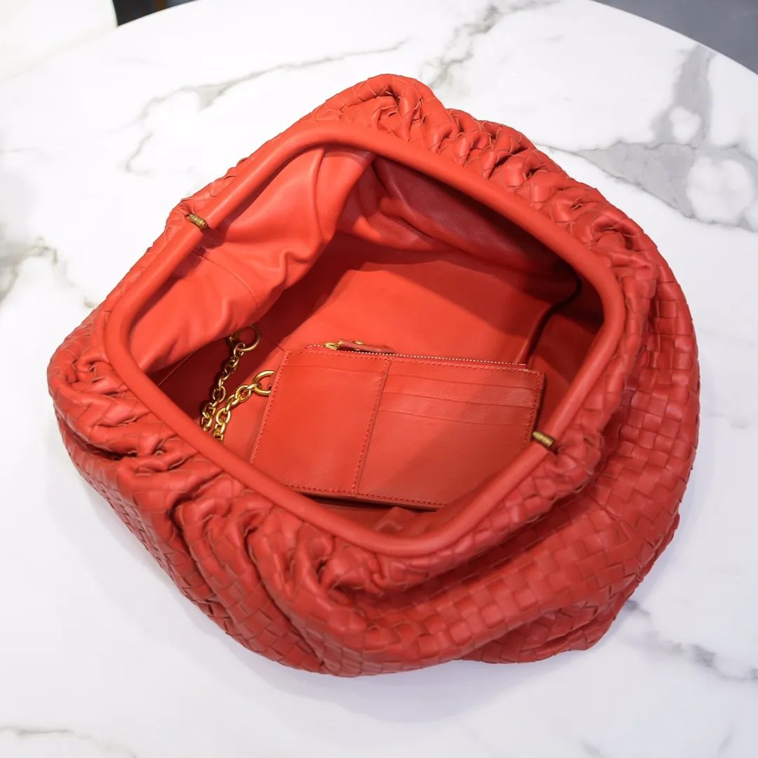 Real shot🔥🔥The counterattack of the popular Bottega Veneta started with this series of cloud bags, which went viral in the fashion circle and started a craze! Out of stock, out of stock, out of stock... One piece is hard to find, super hard to buy, regardless of age, season, or occasion. Very classy. Really, if you carry this on the road, it will turn heads! This is also the reason why this series is so expensive. Large size: 38*20*8.5cm [Big Cloud Weaving]